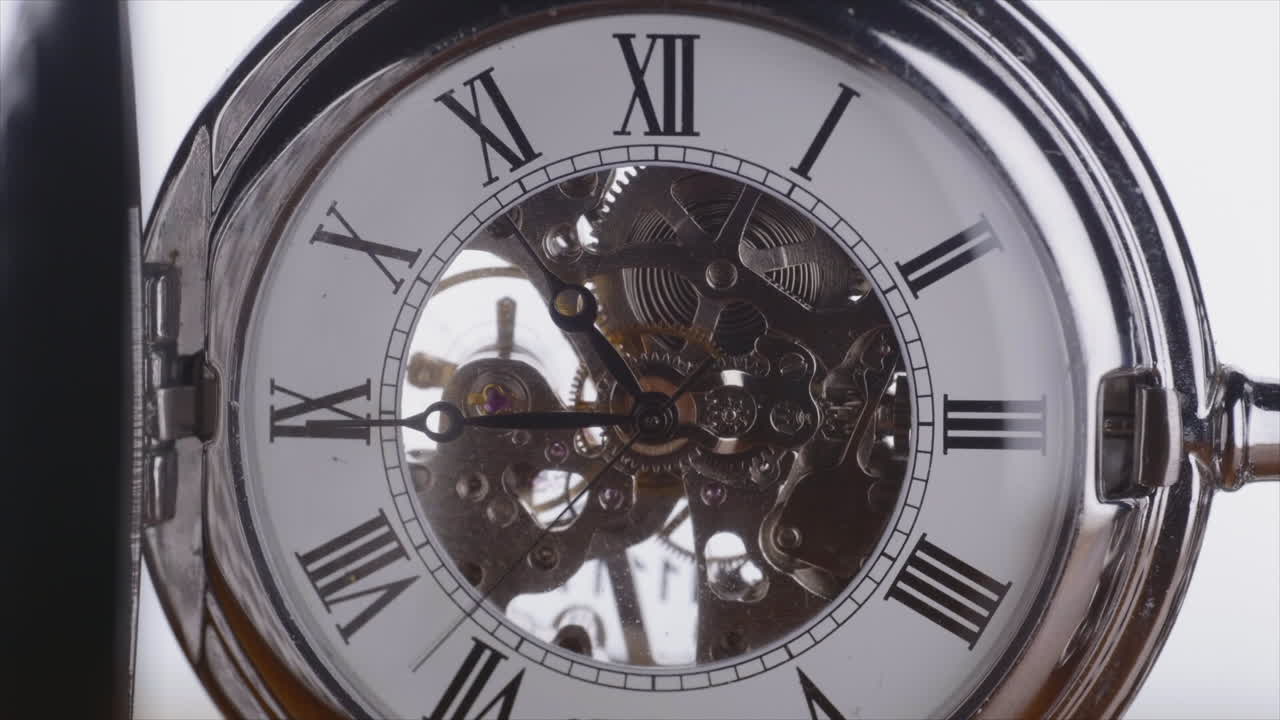 mecanismo de reloj de bolsillo de época con agujas que se mueven rápidamente - macro