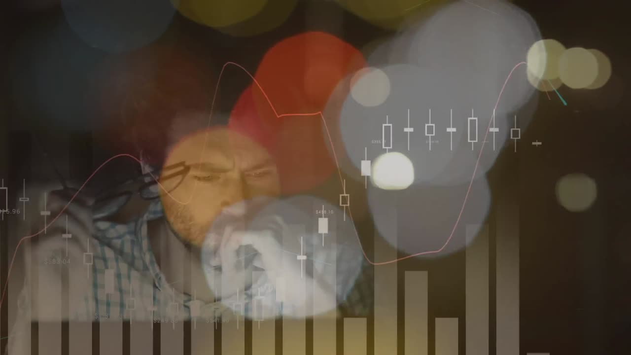 나중에 사무실에서 일하는 지친 사업가의 표면 수준 뷰