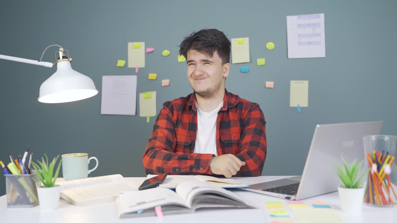 el estudiante que lanza el teléfono está enojado.