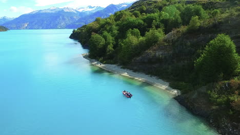 Aéreo---Barco-De-Paseo-En-El-Lago-General-Carrera,-Patagonia,-Chile,-Plano-General-En-Ascenso