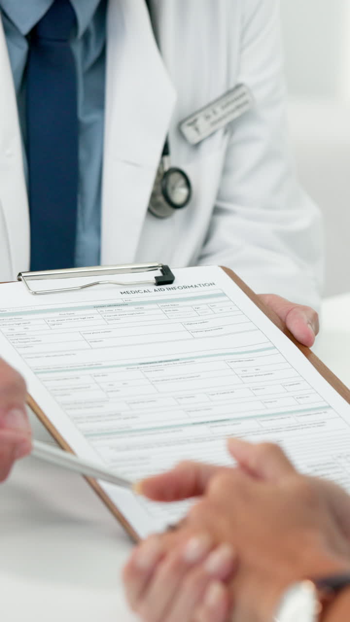 Médico e Paciente Discutindo Informações de Assistência Médica em um Formulário.