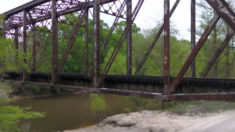 viejo puente ferroviario oxidado en louisiana