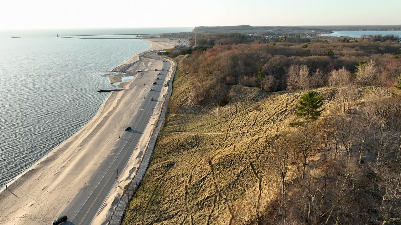 niebla de primavera a través de la playa de pere marquette en muskegon, mi