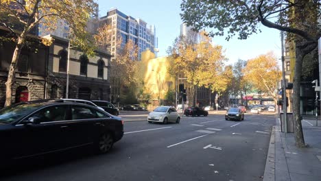 vehículos y motocicletas en una intersección de la ciudad