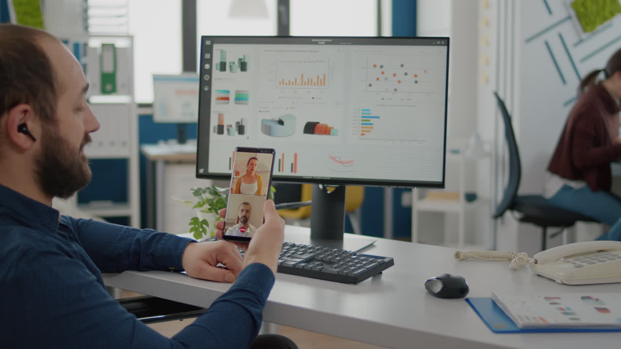 hombre de negocios inválido en silla de ruedas discutiendo con amigos en video llamada