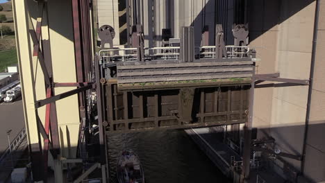 a-small-boat-entering-the-container-underneath-the-sluice-lock-of-the-StrÃ©py-Thieu-boat-lift