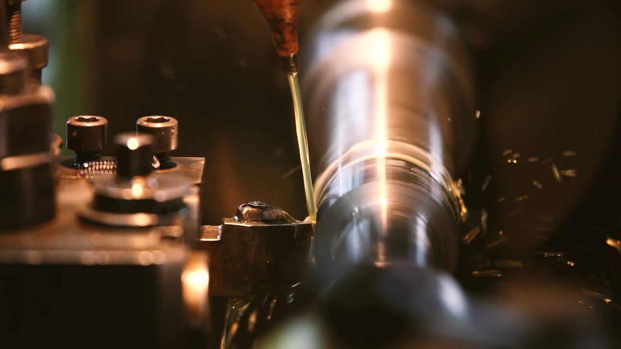 워크에서 고정도 회전 기계에서 금속을 마무리하는 작업