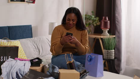 mujer comprando en línea en el dormitorio