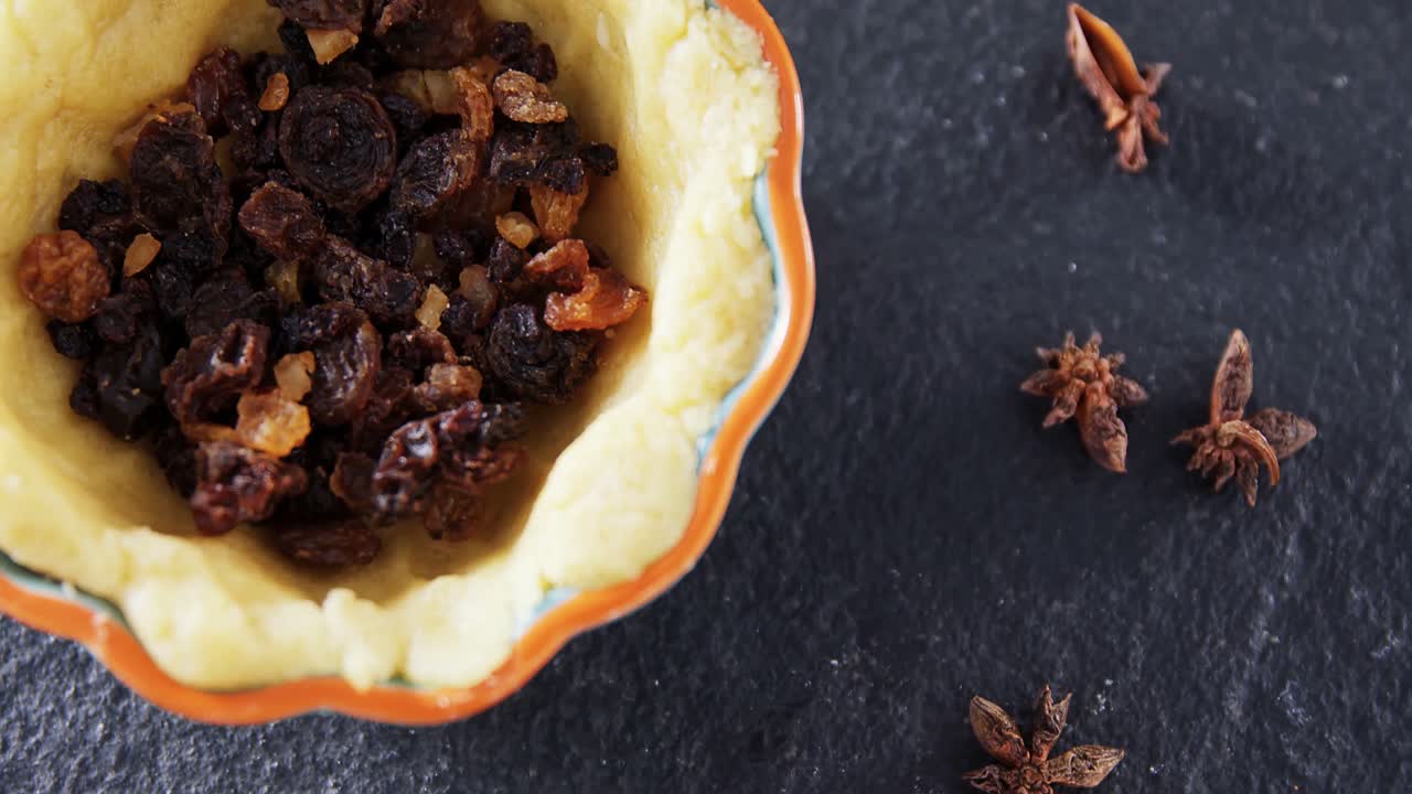 타르트 4k를 준비하는 동안  ⁇ 김이 채워지고 있습니다.