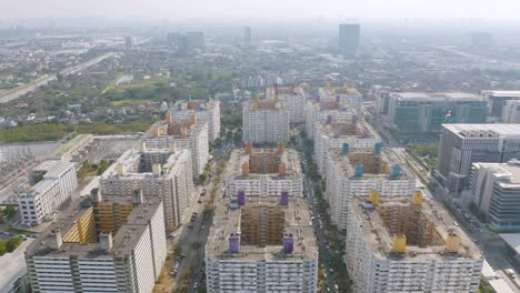 vista aérea de un apartamento o condominio residencial abarrotado, el horizonte del centro de bangkok, tailandia. centros del distrito financiero en la ciudad urbana inteligente de asia. rascacielos y edificios de gran altura.