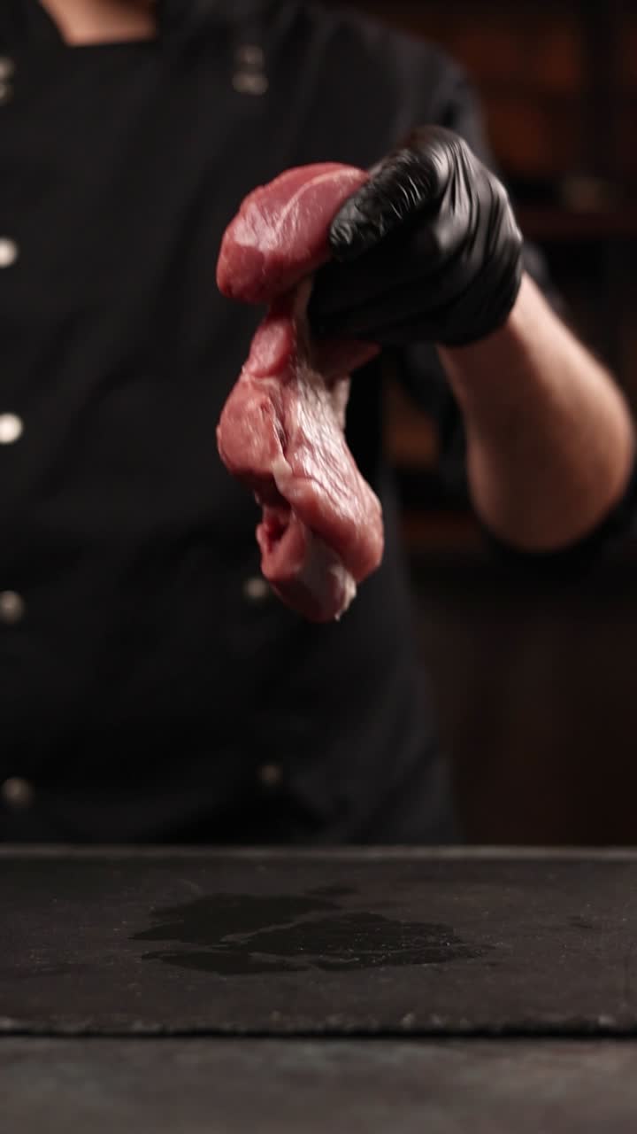 chef preparando carne cruda