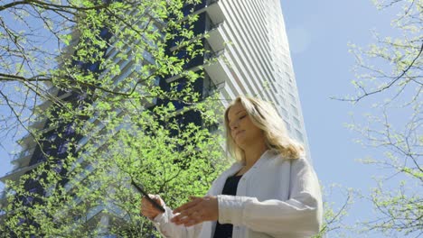 Frau-Wird-Ihr-Telefon-überprüfen