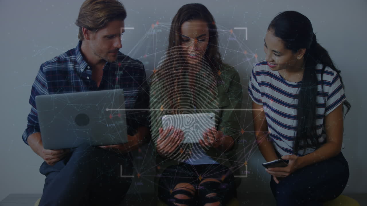 un equipo de ejecutivos está usando dispositivos electrónicos en su oficina