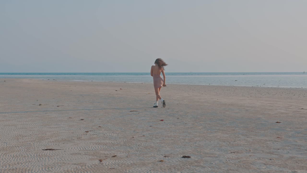 해가 지는 해변에서 달리는 여자