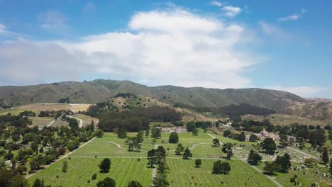 Zypressenrasen-gedenkpark-Grafschaft-San-Mateo,-Kalifornien,-Mit-Einigen-Hängen-Des-Berges,-Die-In-Den-Süden-Von-San-Francisco-übergehen