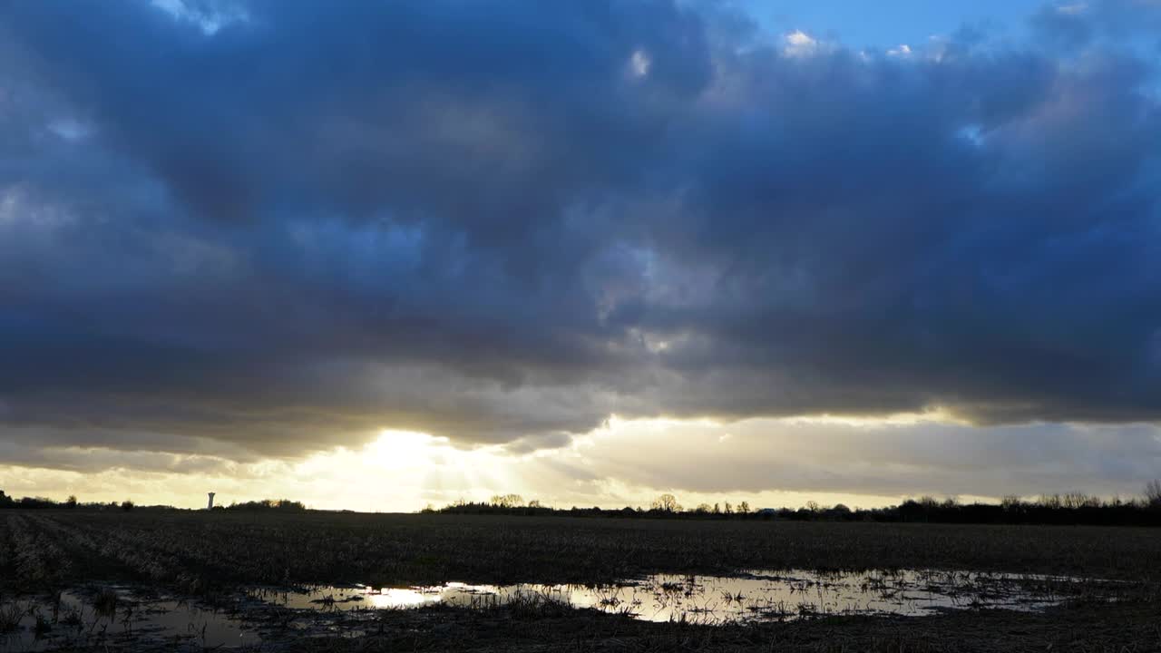 프랑스 시골에서 흐린 일몰 동안 필드의 hd 영화 풍경 자연 샷