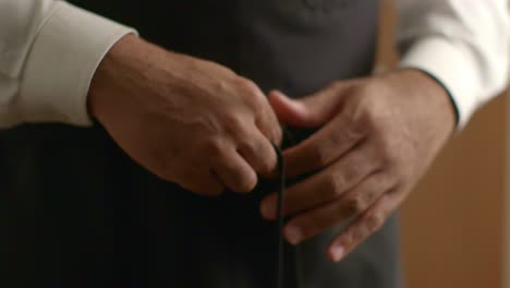 un hombre ata un delantal a su alrededor
