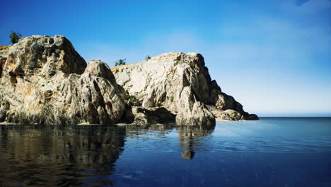 costa del mar báltico en la isla rocosa