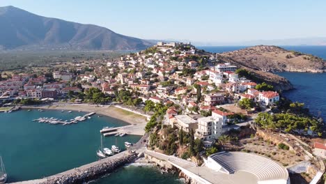 Vista-Aérea-Paralio-Astros-Teatro,-Puerto-Y-Fortaleza,-Peloponeso,-Grecia