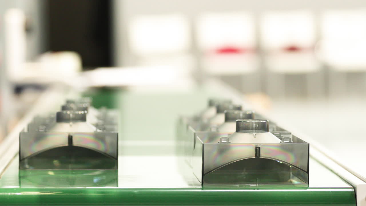 사출 성형기에서 방출된 성형 플라스틱 재료 클로즈업