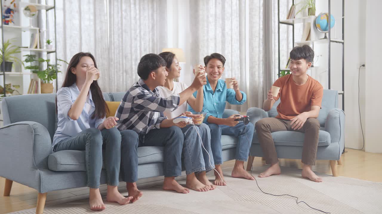 집에서 게임하는 친구들