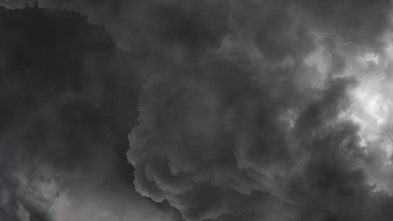 어두운 하늘과 천둥 폭풍