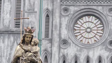 estatua de maría y jesús en la catedral
