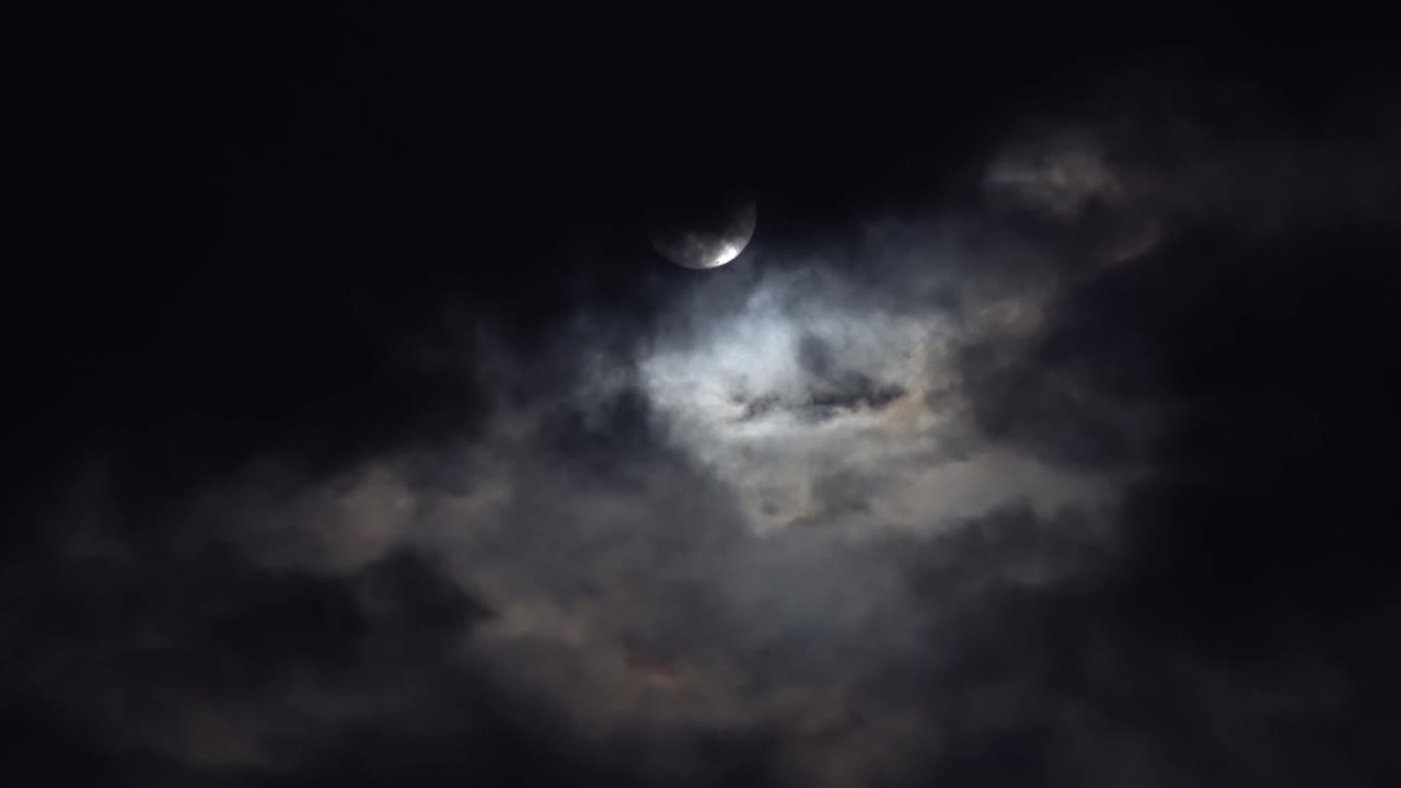 Timelapse del sorgere della luna con nuvole.