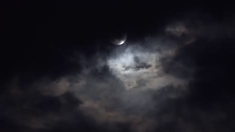 la luna se levanta con las nubes.
