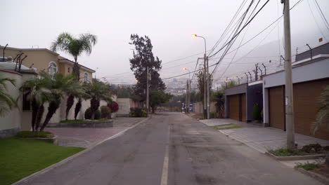 tiro estabilizado caminando en las calles de una zona residencial en el sol de la molina, lima, perú