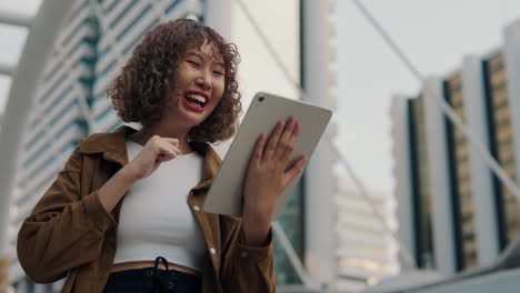 mujer usando tableta en la ciudad