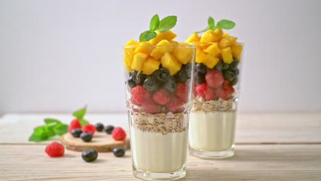 mango, frambuesa y arándano caseros con yogur y granola - estilo de comida saludable