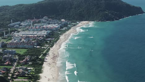 Kristallklares-Azurblaues-Wasser-Ziert-Die-Ufer-Von-Praia-Brava,-Eingebettet-Im-Nördlichen-Teil-Der-Insel-Florianopolis,-Santa-Catarina,-Brasilien