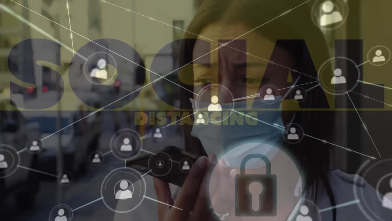 animación de iconos conectados, candado, textos de distanciamiento social, mujer biracial hablando por teléfono móvil.