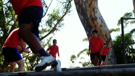 Entrenador-Entrenando-A-Niños-En-El-Campo-De-Entrenamiento.