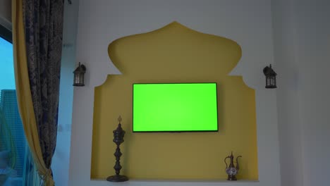 con tv de pared y pantalla verde al estilo de oriente medio y áfrica del norte. tiro de mano. copa árabe en qatar