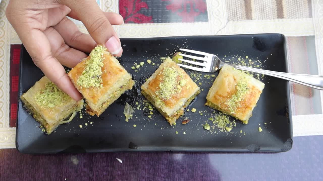 Donna che mangia baklava