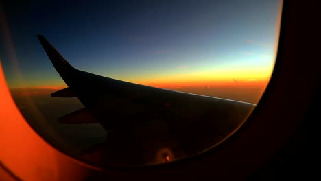 Hermosa-Vista-Del-Amanecer-A-Través-De-Las-Ventanas-Del-Avión