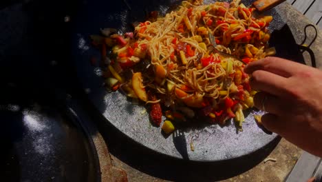 Delicioso-Wok-Cocinado-Afuera-En-Una-Sartén-Grande