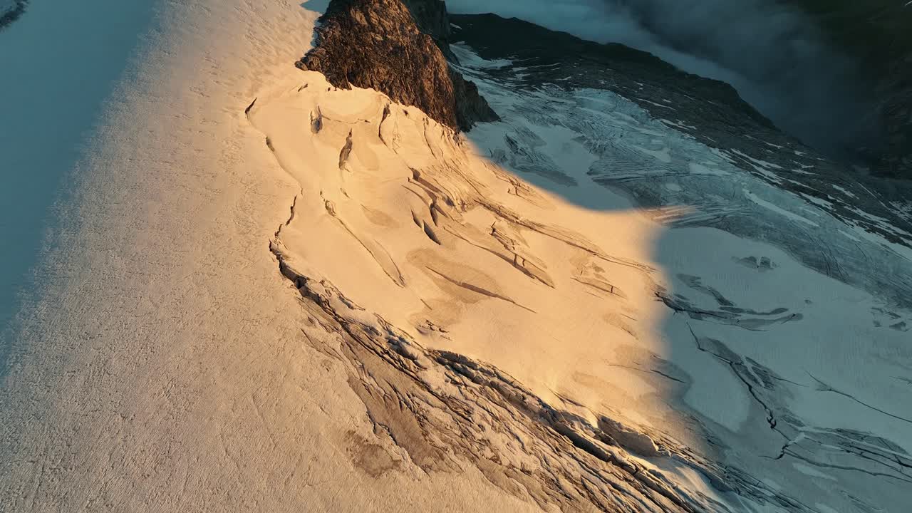 grietas de glaciares y valles de montañas llenos de niebla en los alpes austriacos