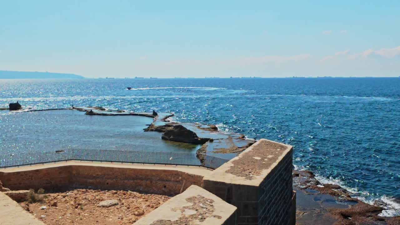 Mura costiere della città vecchia di Acri e il mare Mediterraneo blu