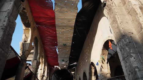 flagge syriens, die als decke verwendet wird, um ein gebäude vor den sonnenstrahlen zu schützen