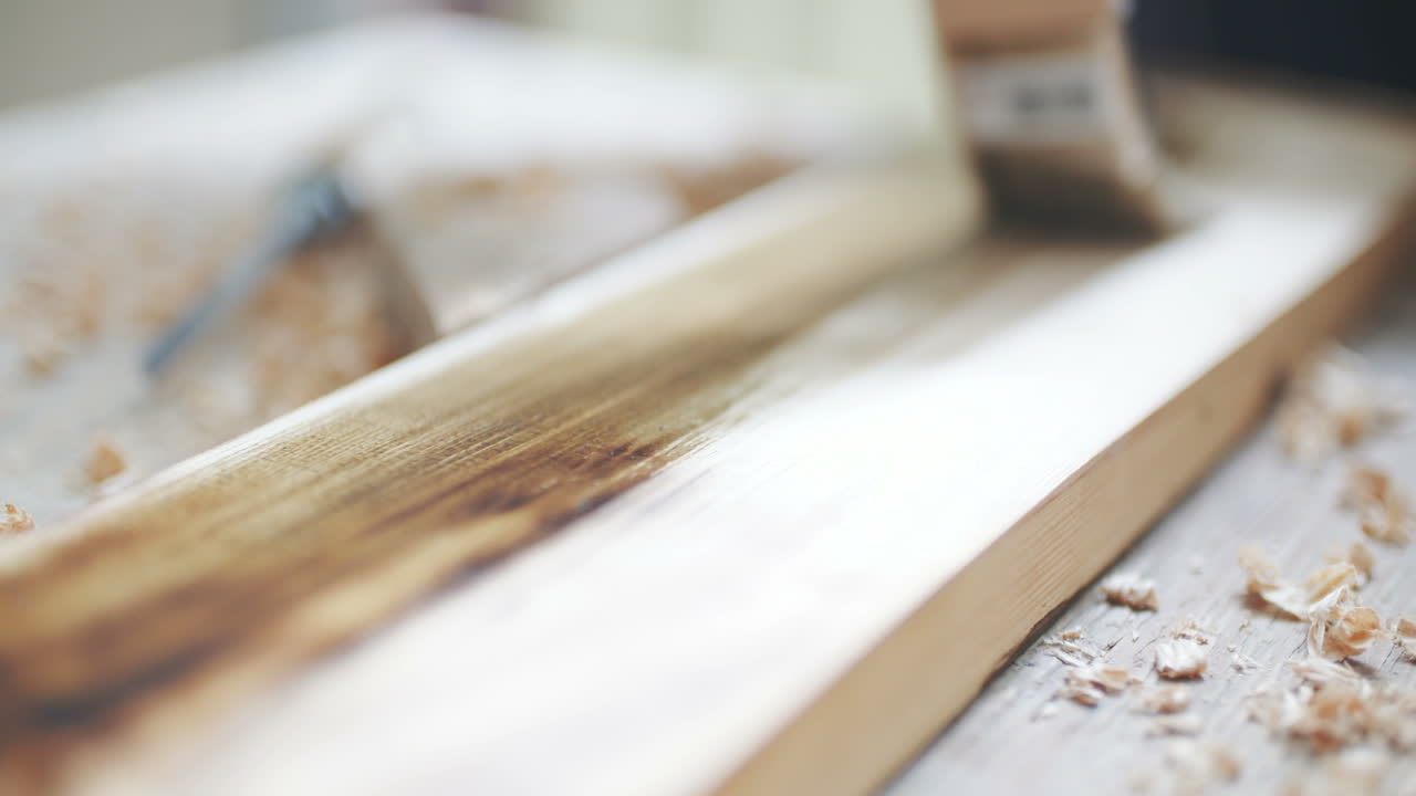 pintar madera con un pincel