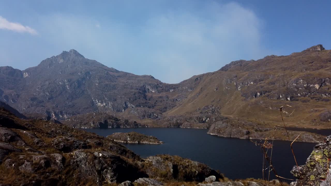 timelapse diurno full hd sobre la hermosa laguna de pichgacocha en la región de ambo, huanuco, perú a más de 4000 metros de altitud