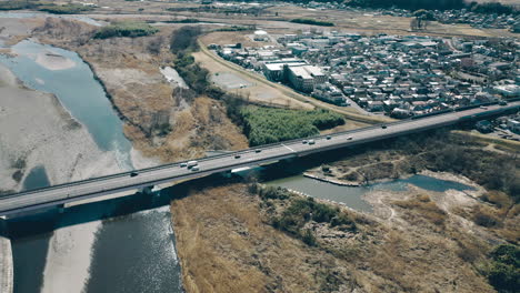 Walteich-Mit-Verkehr-An-Der-Mutsumi-Brücke-über-Den-Tama-Fluss-In-Tokio,-Japan