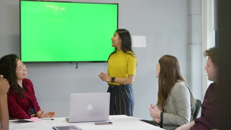 colegas en la sala de reuniones sonríen y comparten una risa
