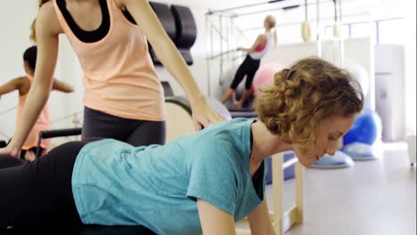 mujeres hermosas haciendo ejercicio en el estudio de fitness