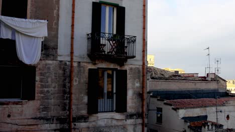 matera italia con ropa y pan del casco antiguo