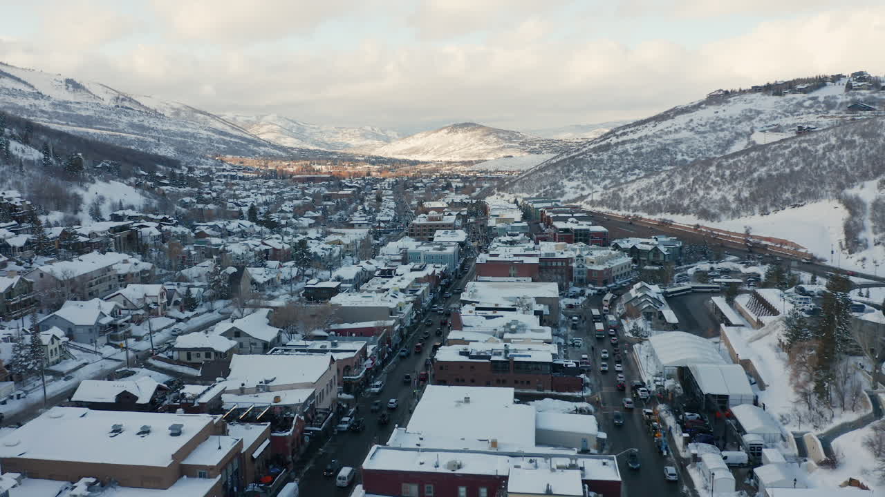 Ripresa aerea con drone in ascesa di Park City, Utah, in inverno durante il Sundance Film Festival.