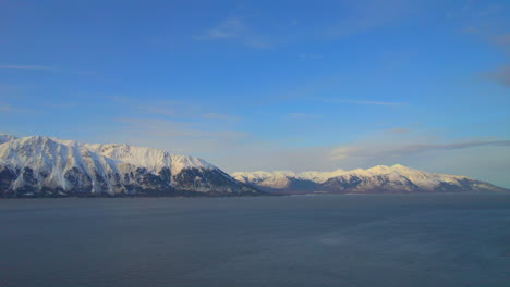 Impresionante-Vista-Panorámica-De-Las-Montañas-Al-Amanecer-A-Lo-Largo-De-La-Autopista-Seward